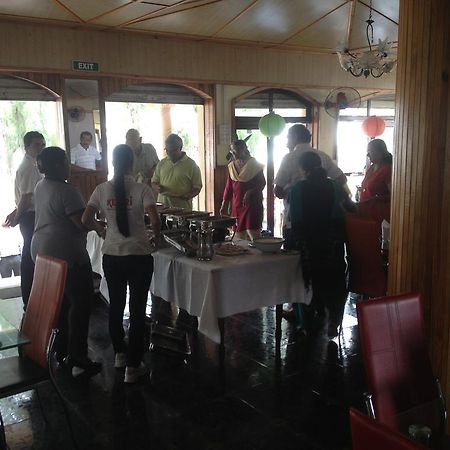 Отель White Shell Lounge And Restaurant Flic en Flac Экстерьер фото