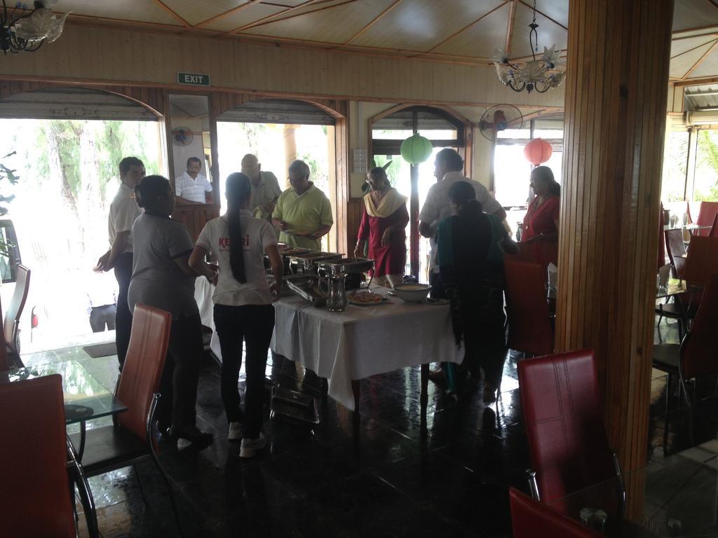 Отель White Shell Lounge And Restaurant Flic en Flac Экстерьер фото