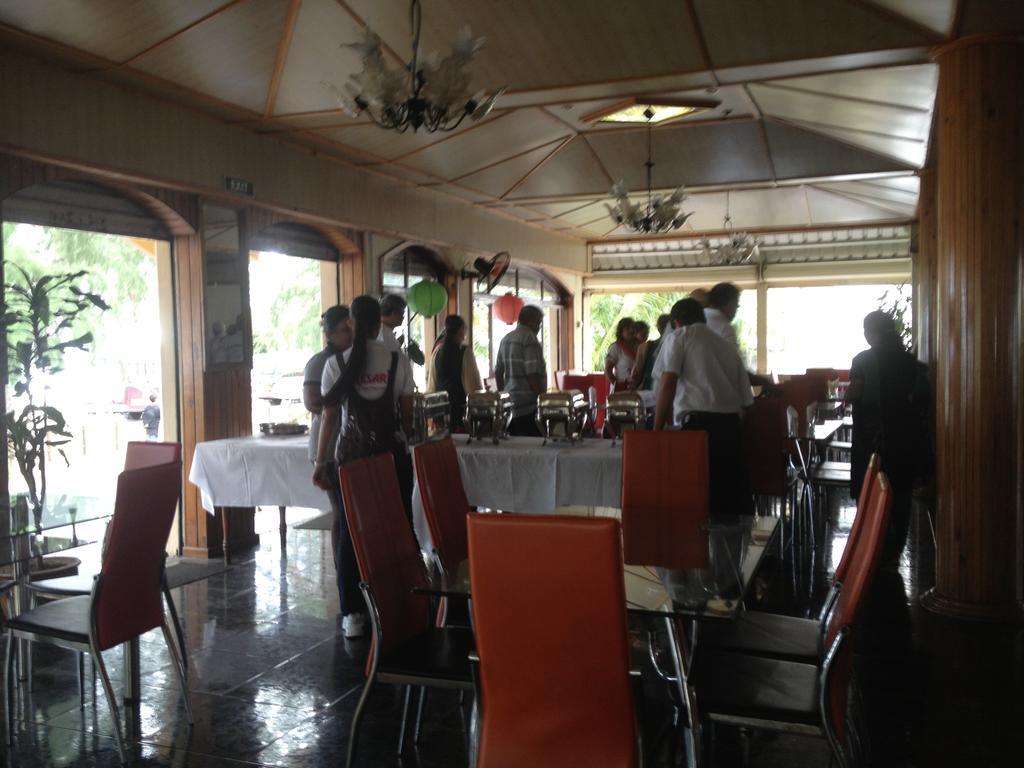 Отель White Shell Lounge And Restaurant Flic en Flac Экстерьер фото